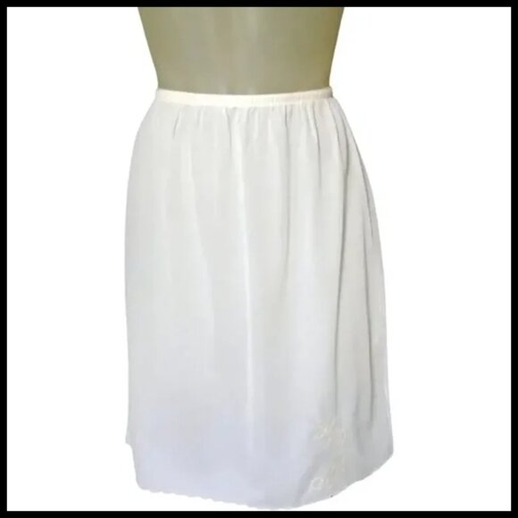 Vintage Half Slip Is Nylon Crepe with Pink Applique, Unused, NWOT Bali - Picture 2 of 12